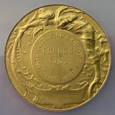 万国钱币拍卖第061期（马年首拍） NGC MS62 1902年英国爱德华七世伦敦世博会纪念镀金大铜章 爱德华七世与皇后纪念伦敦世博会 大规格极美镀金层