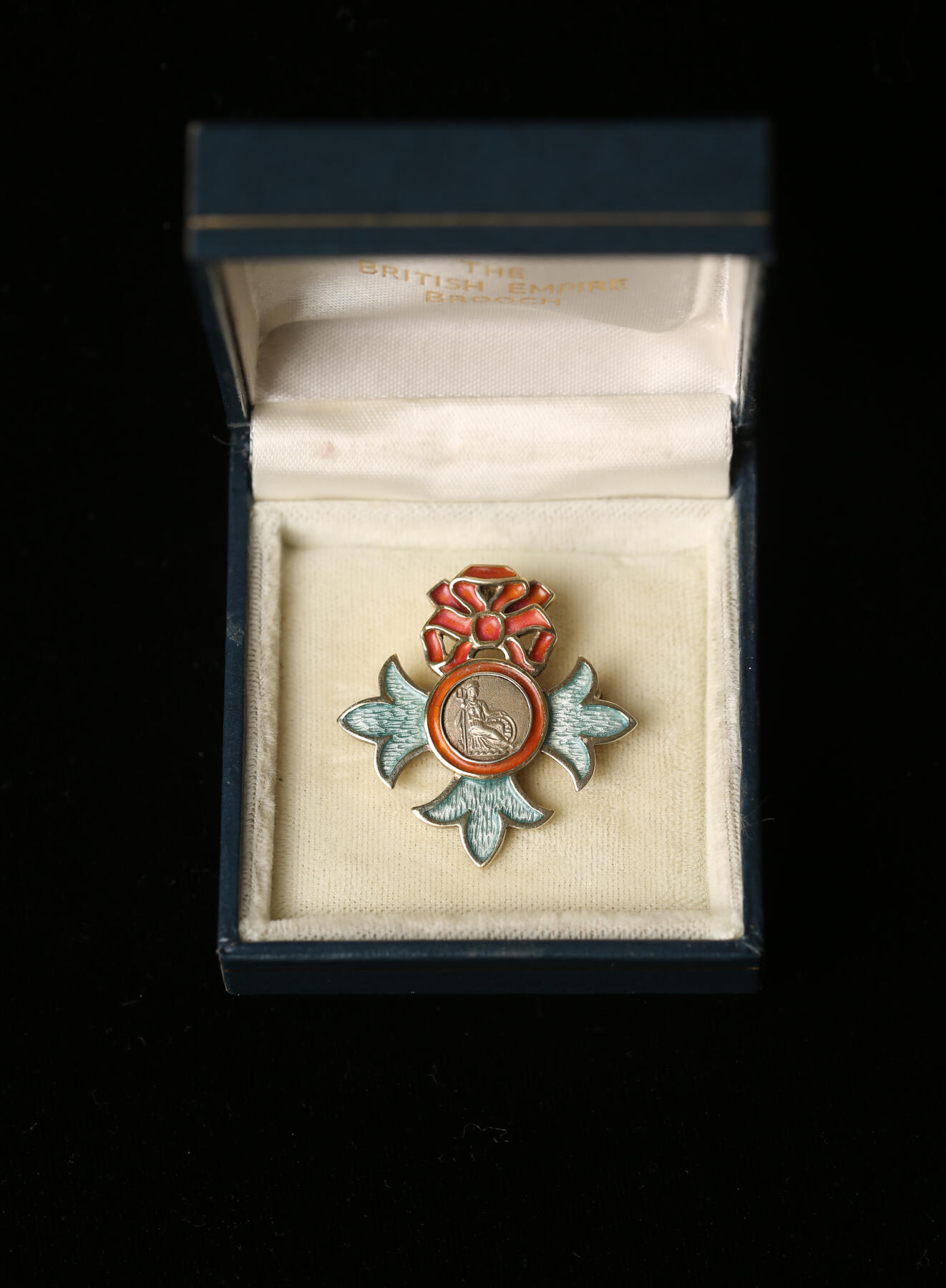 欢庆春节！戎马世界章牌大赏第111期春节大拍 大英帝国勋章胸针 银制 供女性 OBE 勋章 获得者佩戴（可以作为项链吊坠活着胸针）