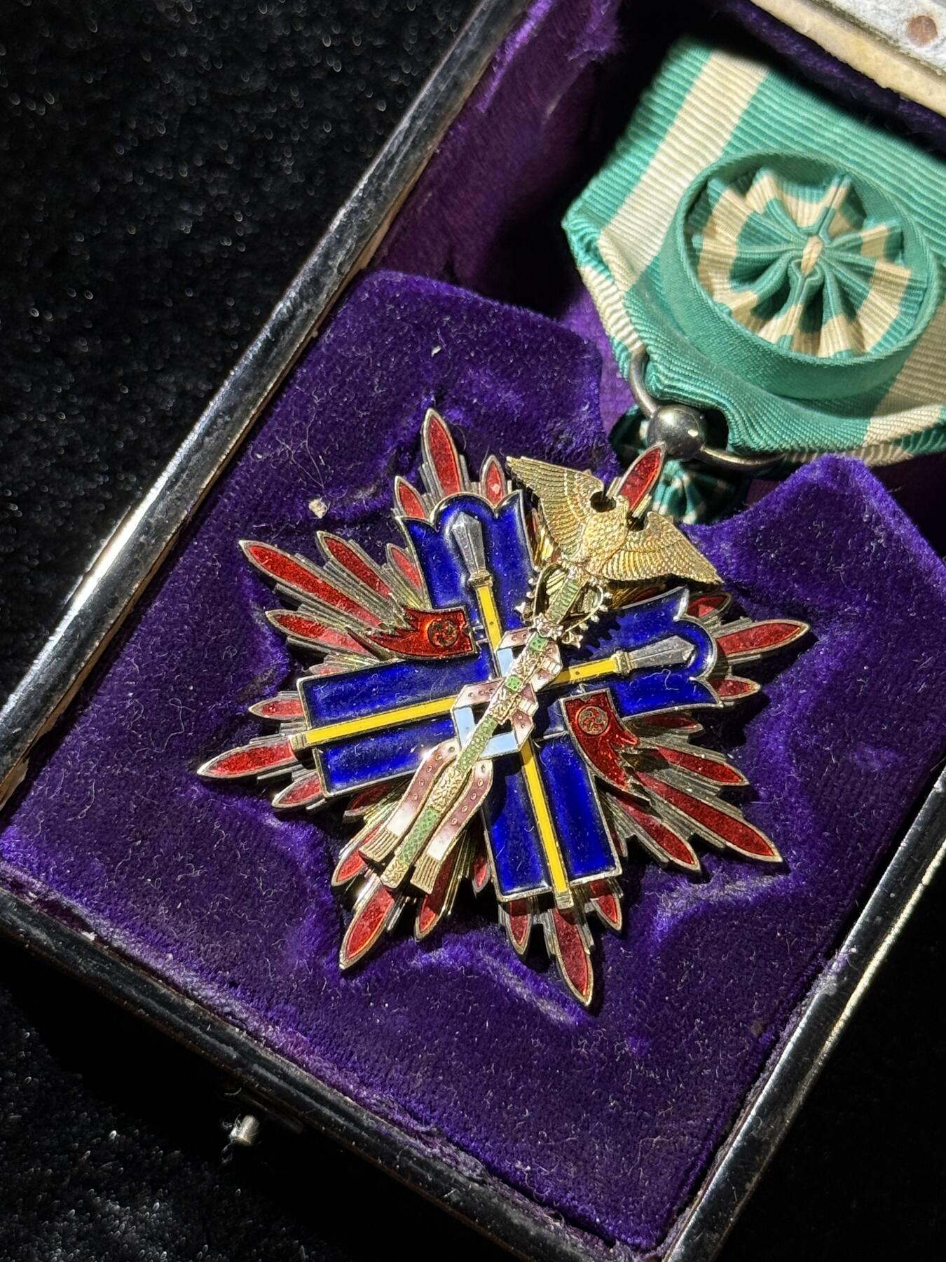 欢庆春节！戎马世界章牌大赏第111期春节大拍 功四级金鸱章，珐琅轻微瑕疵，盒子有破损