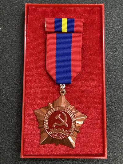 西秦中古拍卖第七十七期 2026马年新春专场 本场拍品年初九发出 - 老挝三级劳动勋章 原盒带勋略 早期铜制版