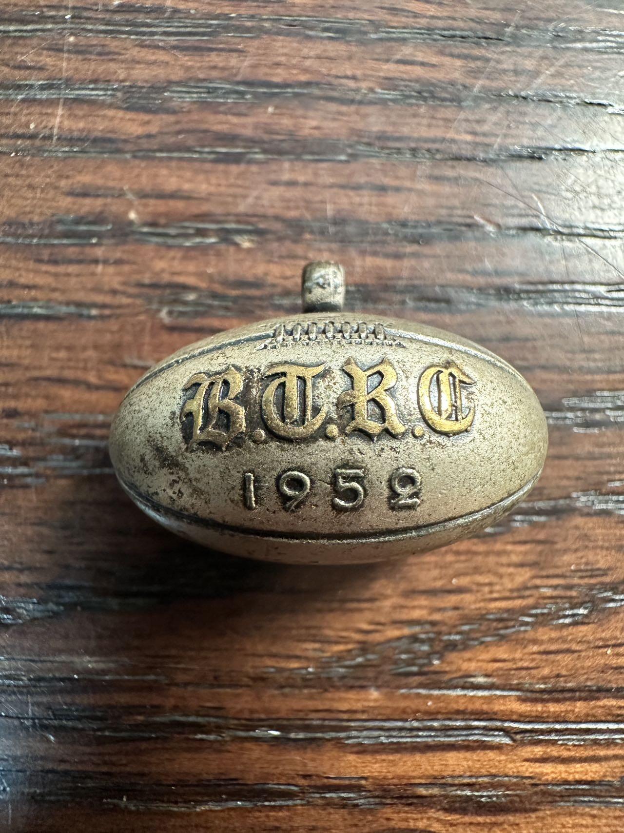 蒂克钱币 -第58场 日本企业章 徽章专场 1952年 日本关东区 东西区对抗橄榄球赛事的纪念吊坠 7g