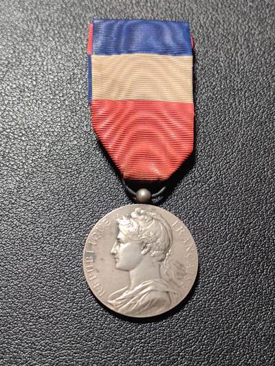 靖甫拍卖第四场 - 法国劳工奖章 银质带银标 1945实发刻铭