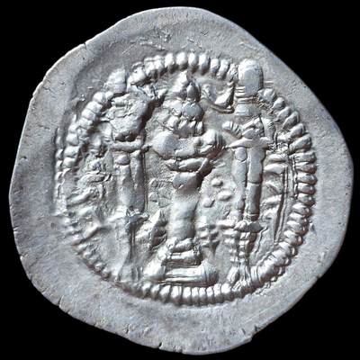 稀少精品！波斯萨珊帝国-扎马斯普（下飘带版）   在位仅两年，版式单一，且存世量稀少，版式以大版本分为上飘带、下飘带版，此枚为下飘带版，虽有历史流通痕迹，但胜在打制清晰