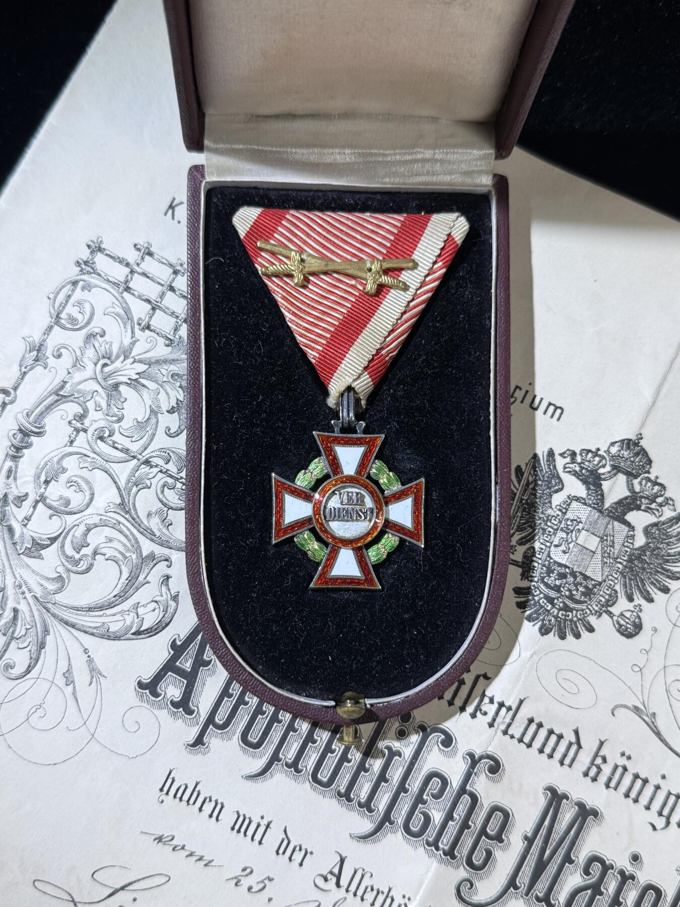 欢庆春节！戎马世界章牌大赏第111期春节大拍 奥匈帝国三级军事功勋十字勋章（MVK3），附带一张1898年奥匈中尉委任状 章体由AE厂制作，带银标和厂标，花环为1914年改制前的绿珐琅花环，极其少见，珐琅有轻微瑕疵