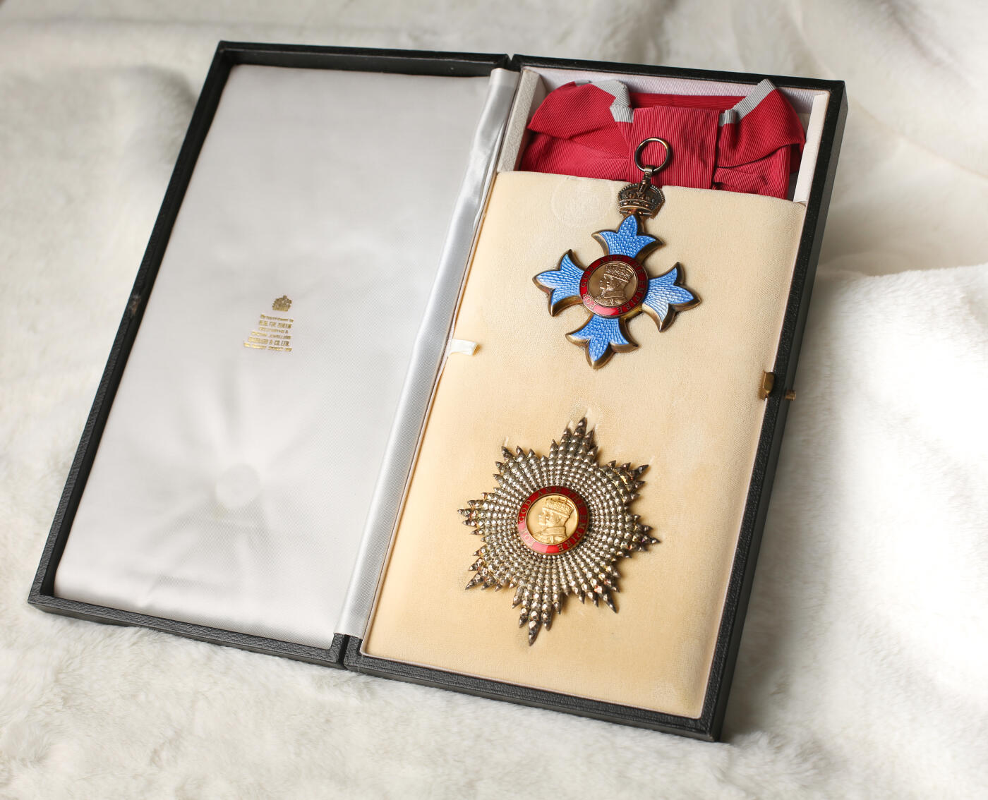 欢庆春节！戎马世界章牌大赏第111期春节大拍 大十字级大英帝国勋章（GBE），第二型，附原盒，挂章蓝色左右臂有掉皮