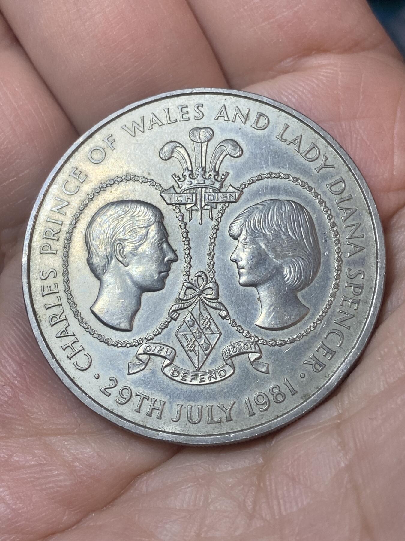 2026年第二十四场(总第一百九十三场）外国好品散币场(免佣金) 英属特里斯坦和达库尼亚1981年25便士克朗型大币(查尔斯王储和戴安娜王妃结婚纪念币)