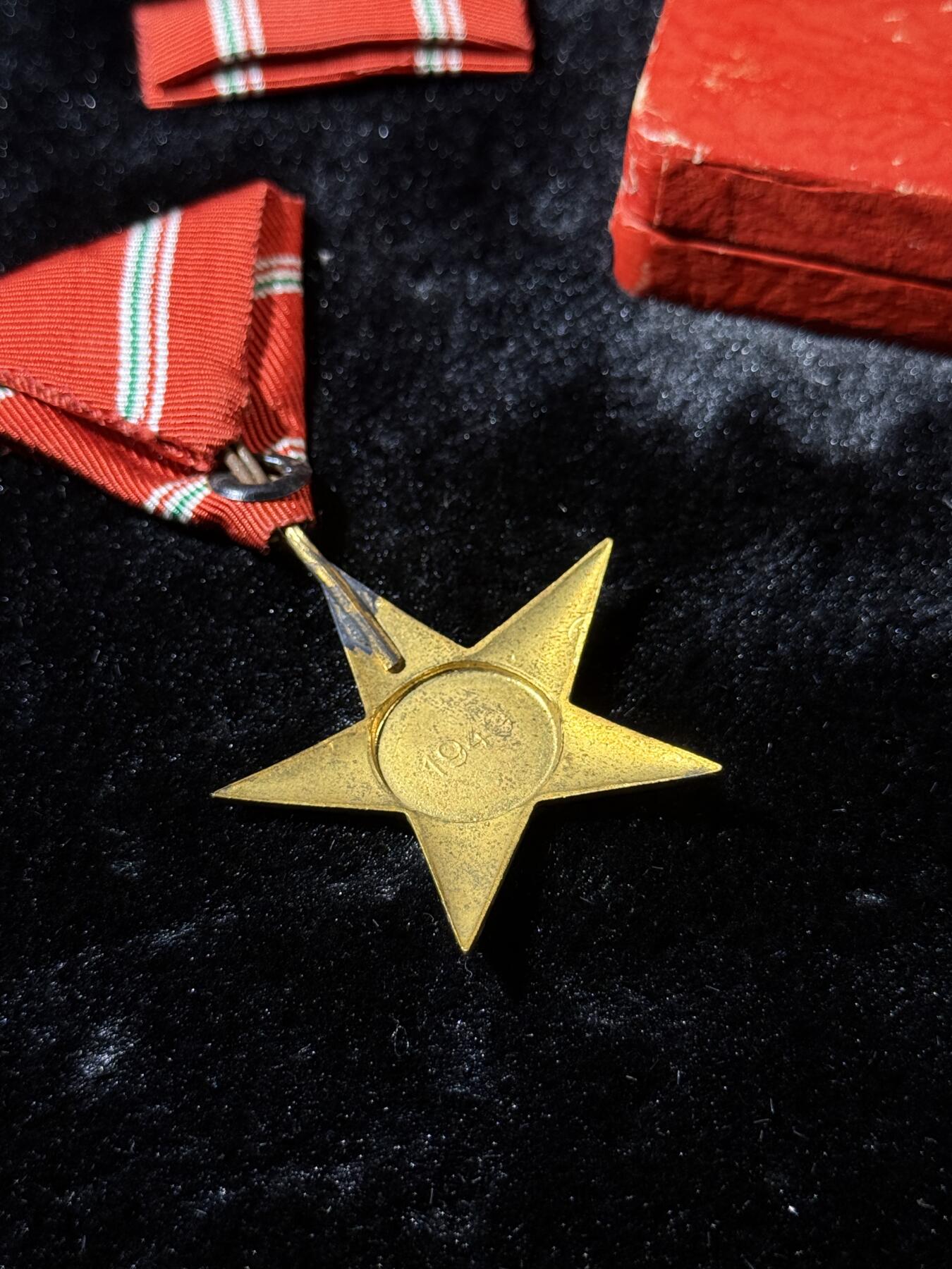 欢庆春节！戎马世界章牌大赏第111期春节大拍 匈牙利金级功勋奖章，使用时期仅在1949～1953，少见，带盒略