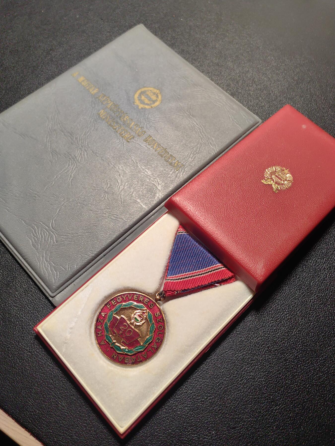 靖甫拍卖第四场 匈牙利人民军20年圆满服役奖章 真珐琅版 原盒带大小证