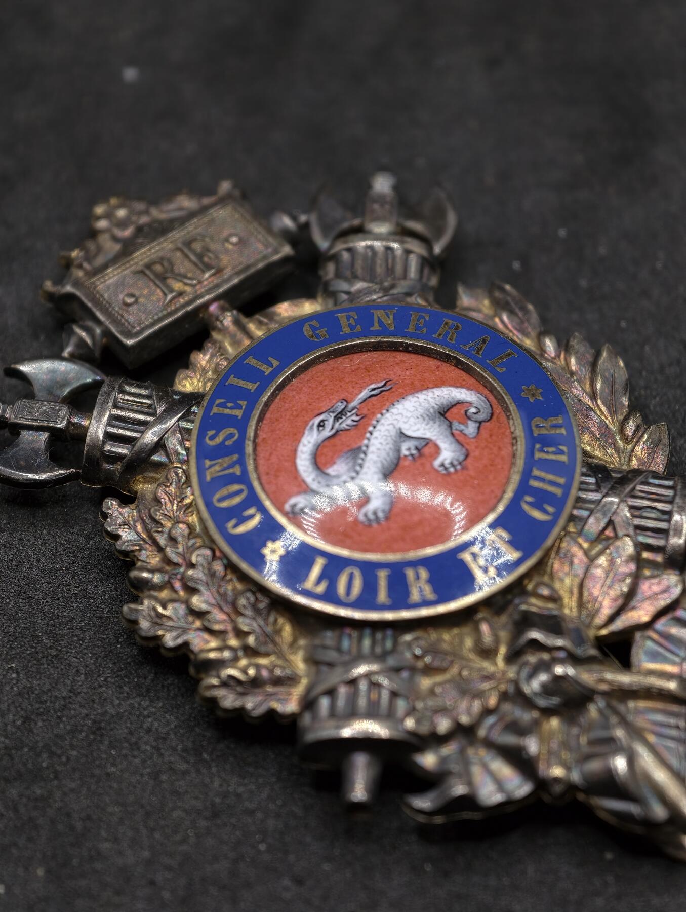 凯旋世界勋赏（第22期新年大拍）（欢迎送拍）（对拍品有疑问请询问客服，不接受到手刀，出价默认拍品品相。请认真阅读拍卖规则！出价默认已认可！）（收到货请录制开箱视频，无视频概不处理问题。） 法国卢瓦谢尔省议会证章 CONSEIL GENERAL LOIR ET CHER（卢瓦-谢尔省（Loir-et-Cher））