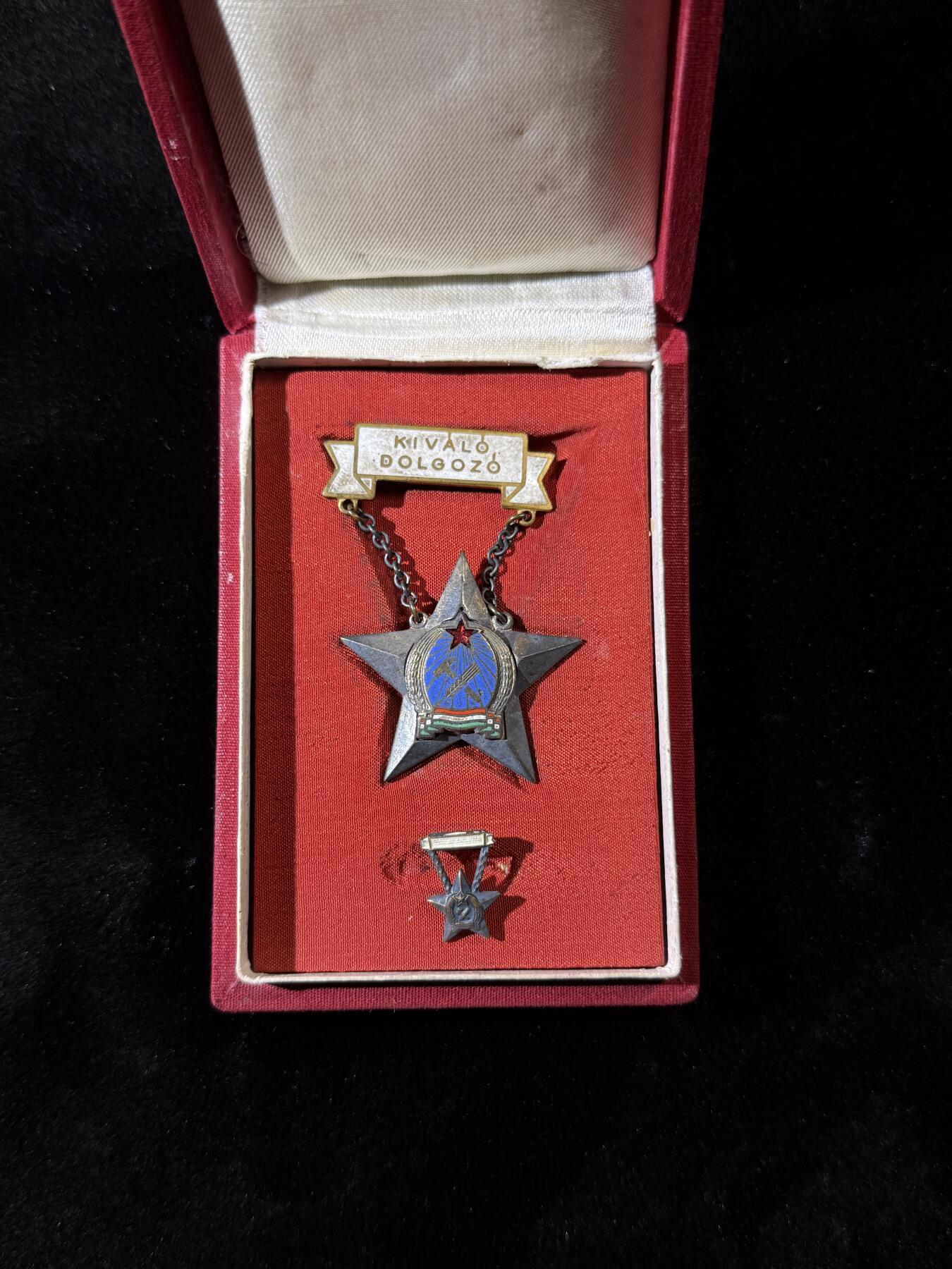 欢庆春节！戎马世界章牌大赏第111期春节大拍 匈牙利优秀工人奖章，56年以前版本，带盒以及mini章