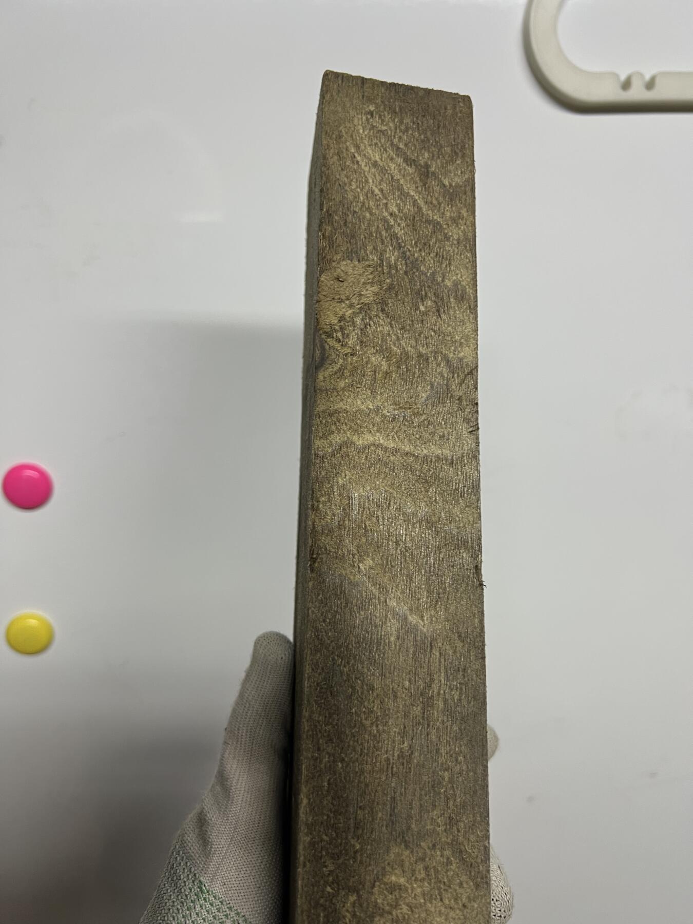 零元拍：NO.3爆满金丝乌木金丝楠 绿幽灵 可做镇尺 切牌子，无需打磨就已经金光闪闪。满金丝药香，尺寸约：42/66/4.8厚CM。