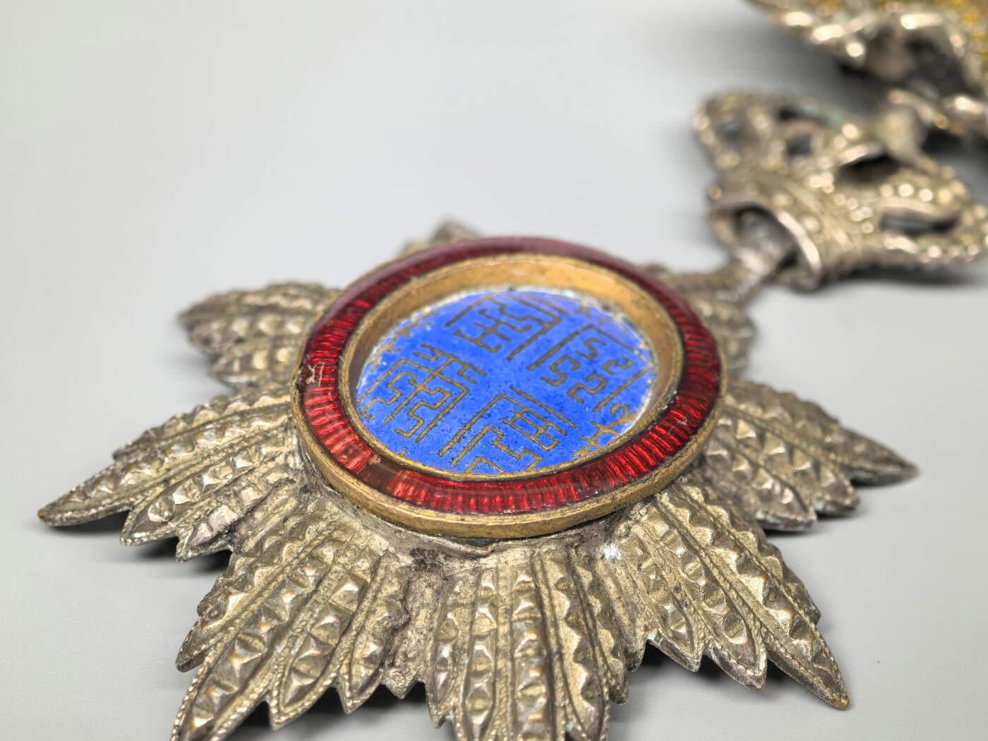 小驴勋章奖章收藏2月22日周日晚六点拍卖（珍爱和平，收藏战争，铭记历史，勿忘国耻，忠党爱国。有偿代拍，送拍规则在简介最后，参拍须阅读规则后再参拍，关系到运费包装发货时效真假辨别等关键信息，拍卖时不再发原图，看大图店主微信码在拍卖店铺介绍里） 法属安南骑士级青龙勋章，绶带后换，红圈珐琅有修补，铜镀银，环打标