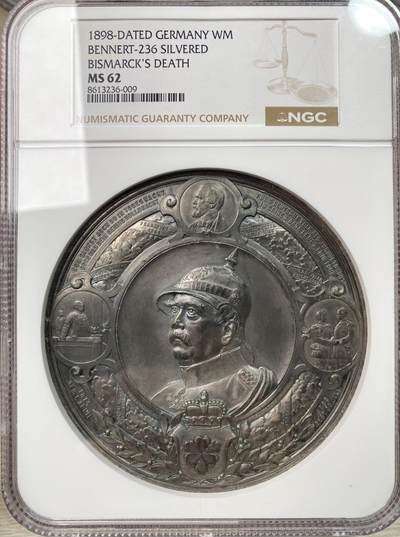 万国钱币拍卖第061期（马年首拍） - NGC MS62 1898年德国帝国首相领航员俾斯麦逝世纪念镀银合金章 巨型大规格100MM 280G 正面俾斯麦戎装像 上方为其年轻时期头像 左边为发表著名的铁血演讲 右边与威廉二世和解 下方为俾斯麦家族盾徽 背面普鲁士皇鹰加冕霍亨索伦威廉一世 腓特烈三世和威廉二世为德意志人民的皇帝 德意志章牌名誉品种 顶级收藏品质 