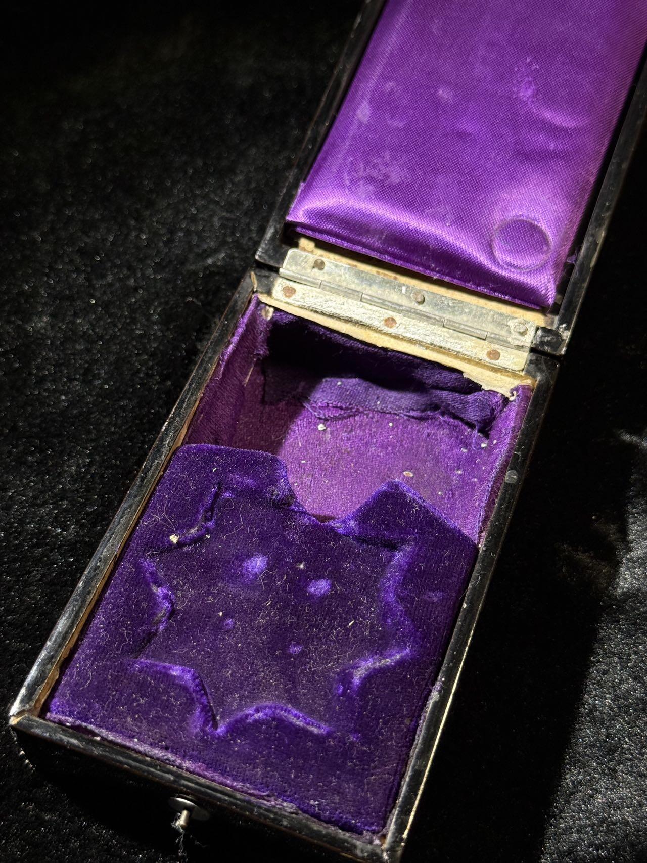 欢庆春节！戎马世界章牌大赏第111期春节大拍 功四级金鸱章，珐琅轻微瑕疵，盒子有破损