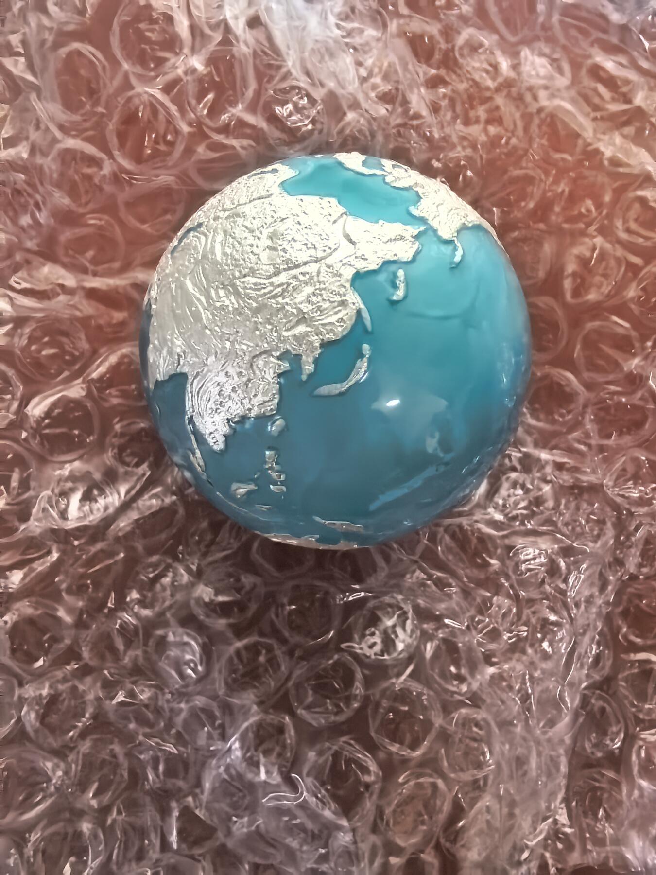 长老汇蛇年精选第一百场拍卖 2022巴巴多斯外星撞地球镶嵌陨石珐琅彩球形银币，3盎司999银，999枚，盒证全