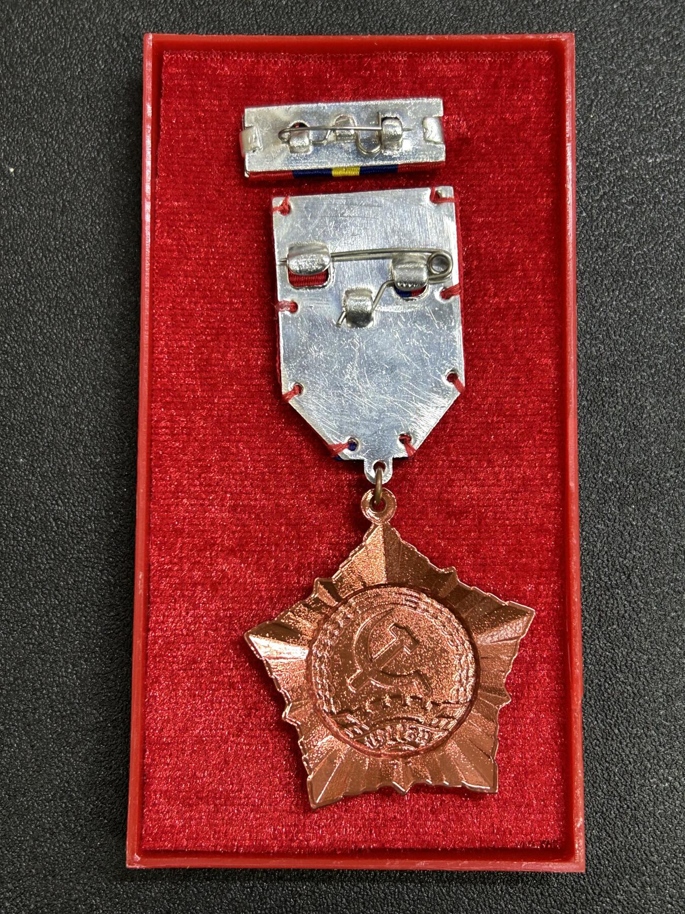 西秦中古拍卖第七十七期 2026马年新春专场 本场拍品年初九发出 老挝三级劳动勋章 原盒带勋略 早期铜制版