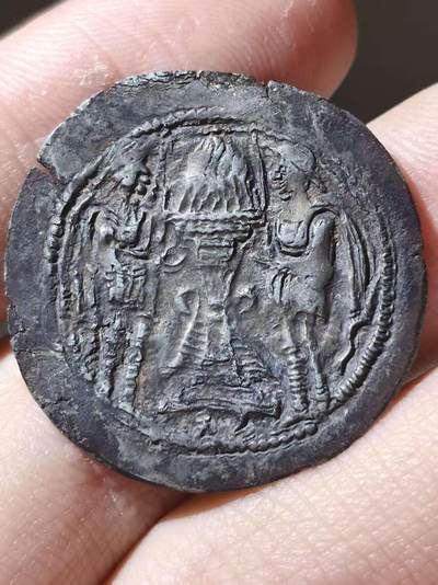 罕见精品!匈人部落-寄多罗王朝，“巴赫拉姆·贵霜王”时期（约公元350-380年）。德拉克马银币，健陀螺打制，正面为身着衣袍、蓄须的萨珊风格帝王面右半身胸像，头戴华丽王冠