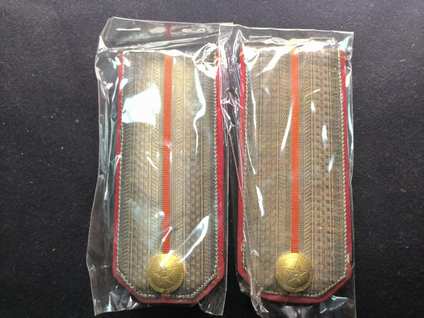 （450件拍品！制服徽章盛宴）罗岚⭐爱藏⭐年前甄选大拍场-店主清仓处理-分享拍场额外现金红包（实体经营） SU-55式陆军技术准尉常服肩章 好品 55式准尉本身为临时授衔、非编制军衔，仅用于补充技术、文书、技师等岗位，全军配发量极少，陆军技术准尉更是所有陆尉官门类中存世量最少、流通最低的细分品类。