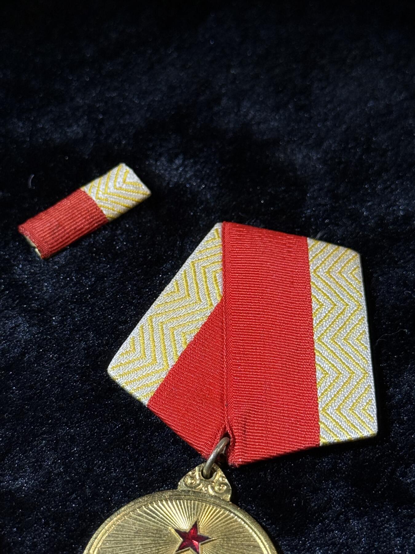 欢庆春节！戎马世界章牌大赏第111期春节大拍 解放奖章，铜制，纸袋勋略齐全