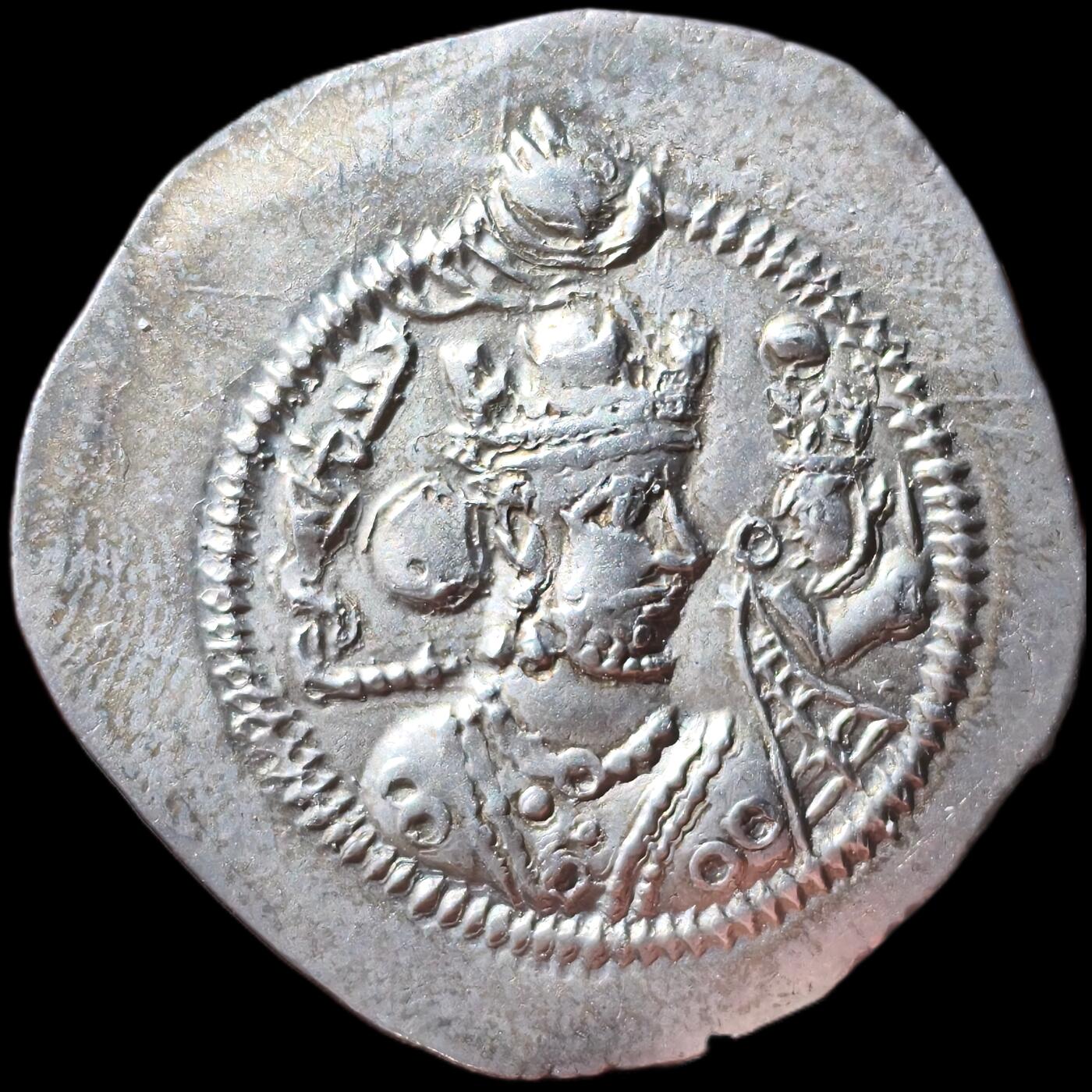 星盘世界钱币二月二十一日初五 世界古典币春节精品大拍 祝各位藏友马年大吉-新年新气象！ 稀少精品！波斯萨珊帝国-扎马斯普（下飘带版）   在位仅两年，版式单一，且存世量稀少，版式以大版本分为上飘带、下飘带版，此枚为下飘带版，虽有历史流通痕迹，但胜在打制清晰