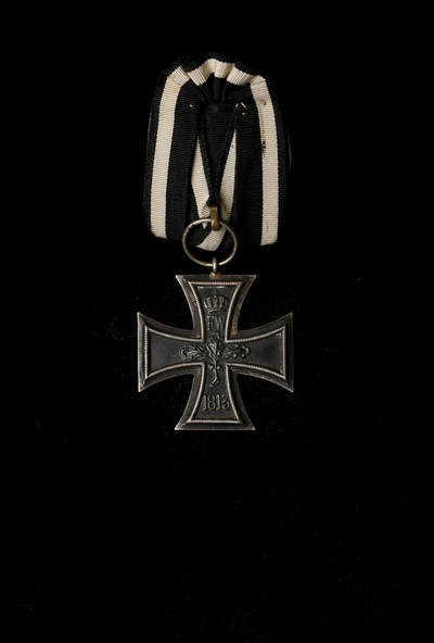 欢庆春节！戎马世界章牌大赏第111期春节大拍 - 德国一战二级铁十字勋章 环打标，漆面轻微瑕疵