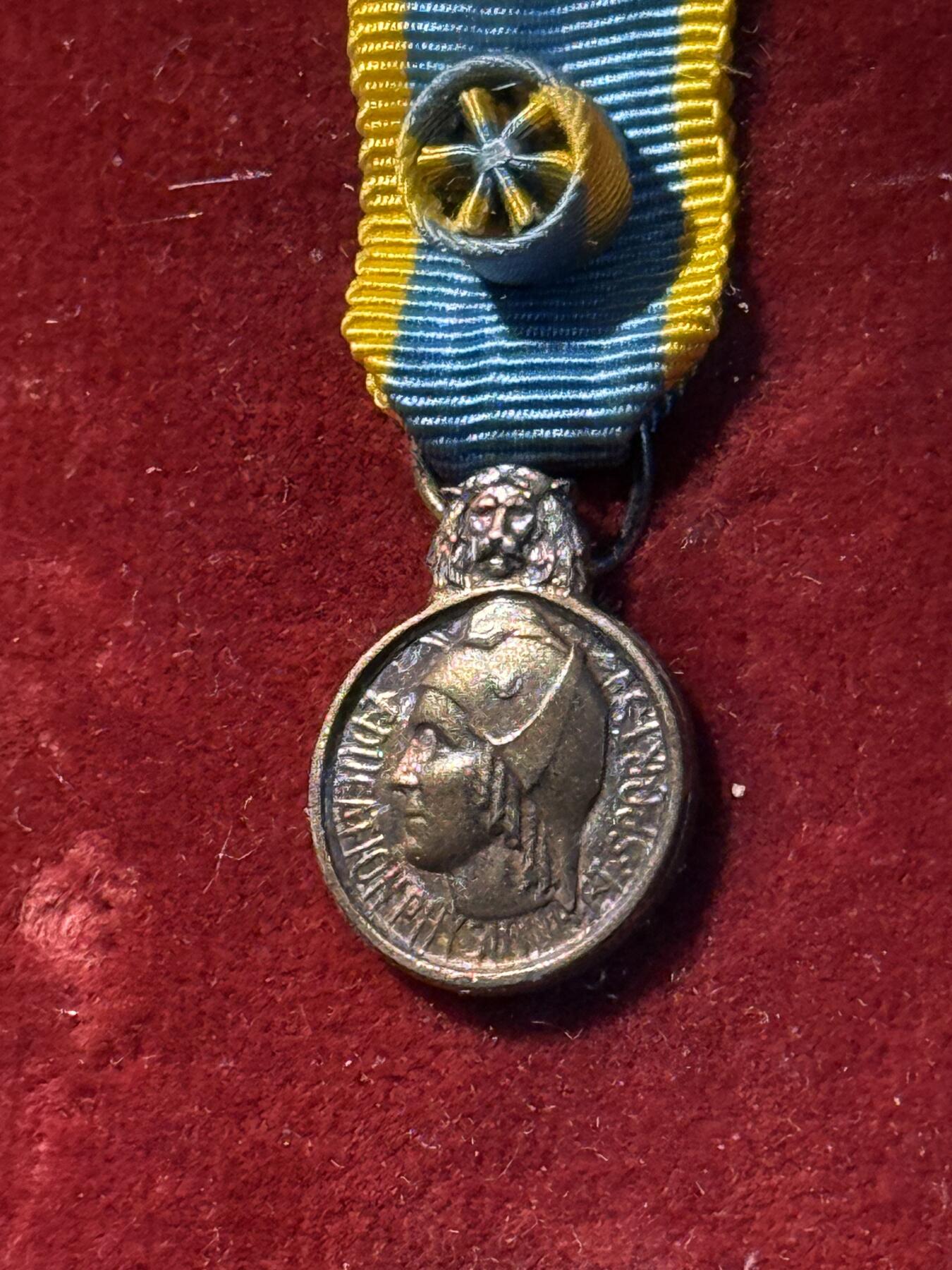 欢庆春节！戎马世界章牌大赏第111期春节大拍 法国荣誉军团珠宝商定制mini章一套，已装裱，荣誉军团勋章银制满镶钻，棕榈勋章顶部镶嵌一颗钻石，整体品相非常好