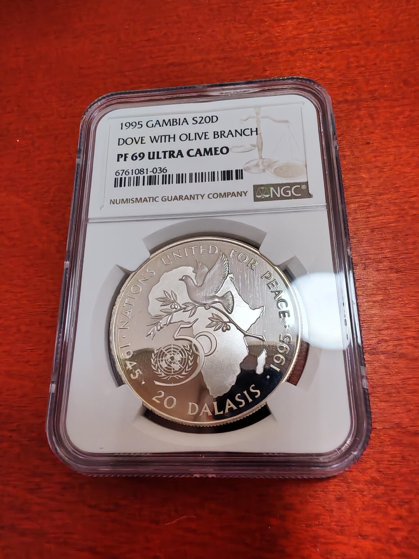 长老汇蛇年精选第一百场拍卖 1995冈比亚联合国成立50周年和平鸽和橄榄枝20达拉西精制银币，NGC PF69UC，冠军