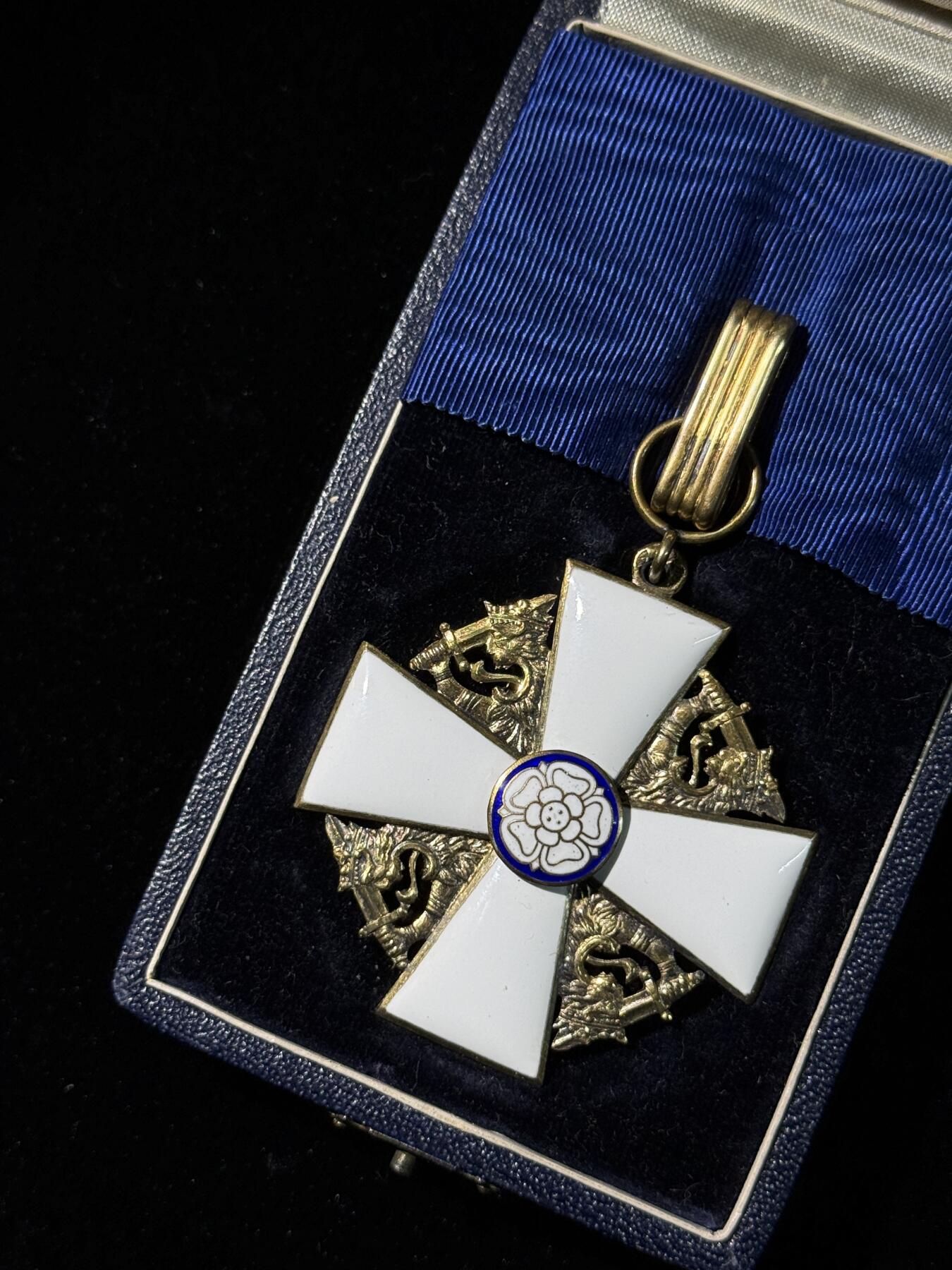 欢庆春节！戎马世界章牌大赏第111期春节大拍 芬兰指挥官级白玫瑰勋章，银制带原盒