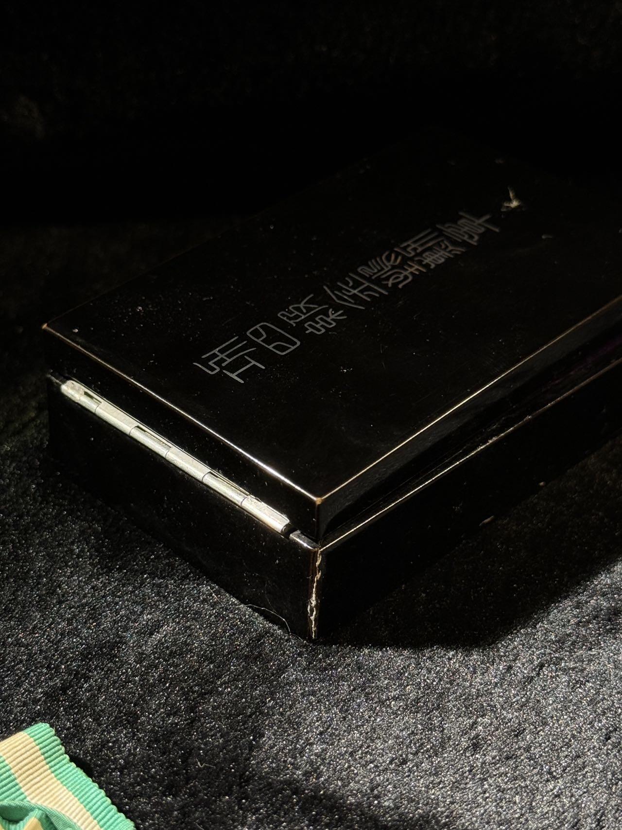 欢庆春节！戎马世界章牌大赏第111期春节大拍 功四级金鸱章，珐琅轻微瑕疵，盒子有破损