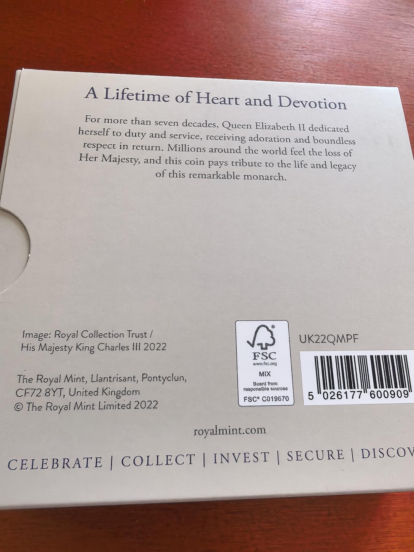 长老汇蛇年精选第一百场拍卖 2022英国伊丽莎白女王去世5英镑精制加厚银币，56.56克925银，盒证全