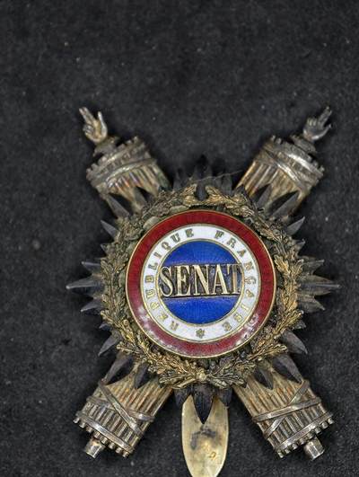 凯旋世界勋赏（持续上新中）（第22期新年大拍）（欢迎送拍）（对拍品有疑问请询问客服，不接受到手刀，出价默认拍品品相。请认真阅读拍卖规则！出价默认已认可！）（收到货请录制开箱视频，无视频概不处理问题。） - 法国议会证章带标