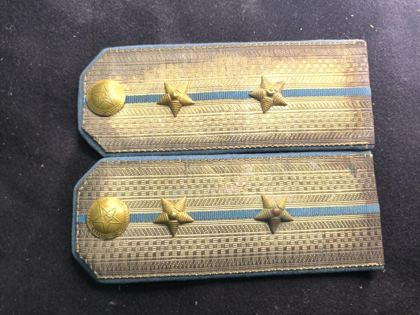 （450件拍品！制服徽章盛宴）罗岚⭐爱藏⭐年前甄选大拍场-店主清仓处理-分享拍场额外现金红包（实体经营） SU-55式空军技术中尉常服肩章 非常稀少，金属星徽与天蓝色军种线道完整挺拔，是55式军衔收藏中军种稀缺+技术勤务双稀缺标本