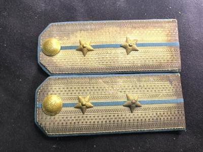 （450件拍品！制服徽章盛宴）罗岚⭐爱藏⭐年前甄选大拍场-店主清仓处理-分享拍场额外现金红包（实体经营） - SU-55式空军技术中尉常服肩章 非常稀少，金属星徽与天蓝色军种线道完整挺拔，是55式军衔收藏中军种稀缺+技术勤务双稀缺标本