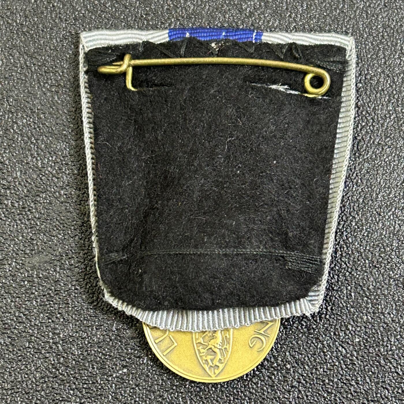 西秦中古拍卖第七十七期 2026马年新春专场 本场拍品年初九发出 荷兰二战空军防护奖章 礼服挂板 于1949年设立，授予二战期间在空军防护空队服役的人员