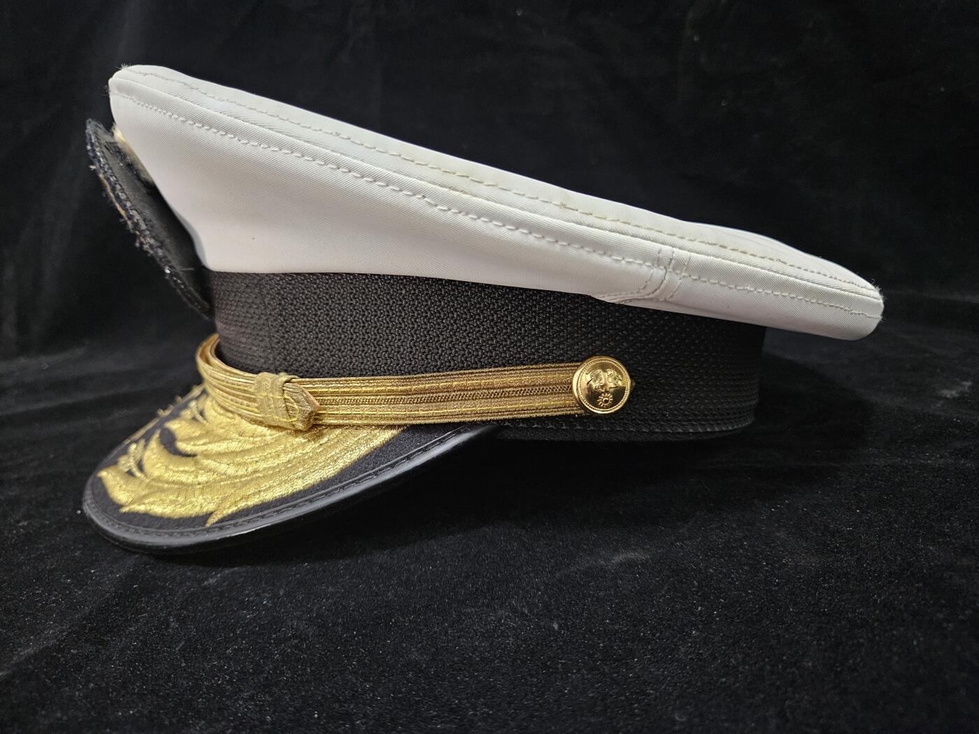 0元起拍勋章 第334期 咸鱼国勋章拍卖专场 2月15日（周日）下午6：00开始 民国海军将官大檐帽 56cm 海軍福山軍艦、遼陽軍艦艦長、國家安全會議第一組組長 少將官本鯤