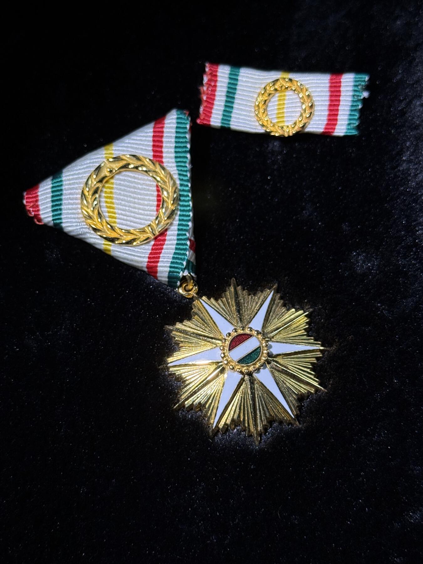 欢庆春节！戎马世界章牌大赏第111期春节大拍 匈牙利金环级（人民）共和国之星勋章，使用时期1984～1990年，带盒略，非常少见