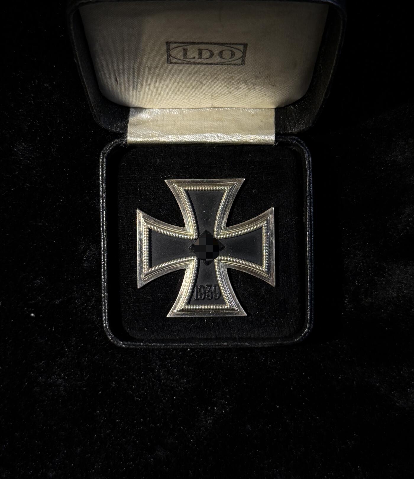 欢庆春节！戎马世界章牌大赏第111期春节大拍 德国二战一级铁十字勋章，L11厂标，带LDO盒