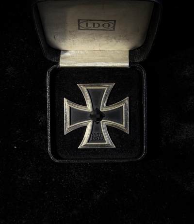 欢庆春节！戎马世界章牌大赏第111期春节大拍 - 德国二战一级铁十字勋章，L11厂标，带LDO盒