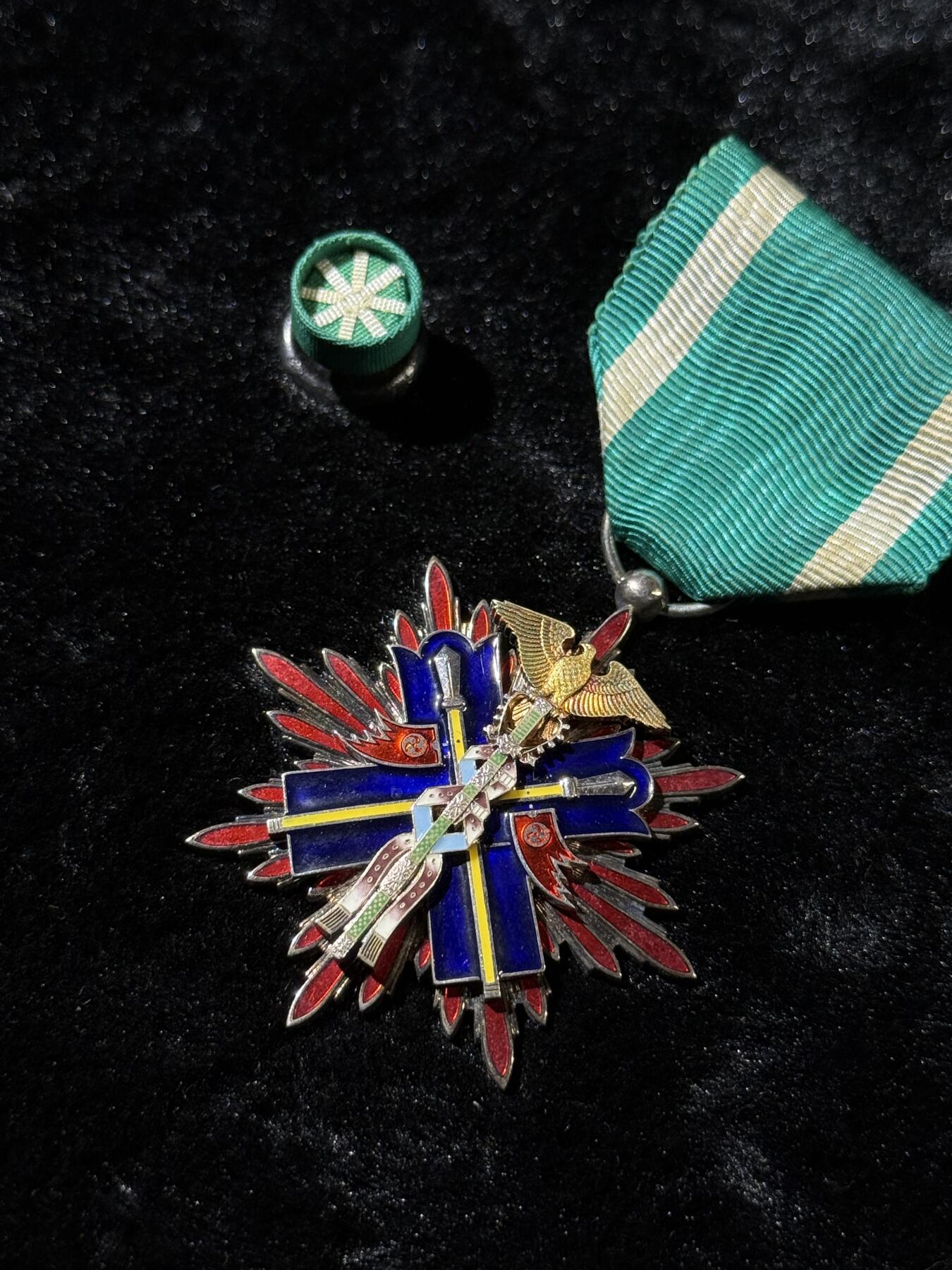 欢庆春节！戎马世界章牌大赏第111期春节大拍 功五级金鸱章，银字盒，盒略齐全