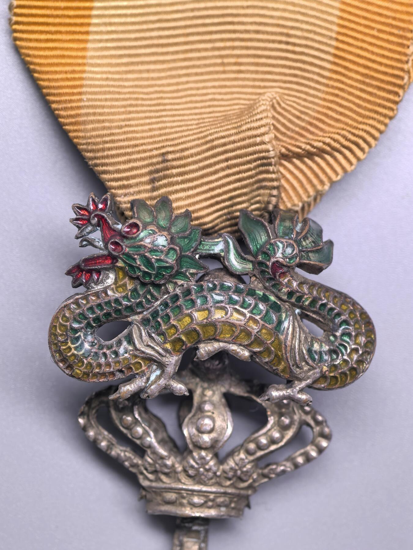 小驴勋章奖章收藏2月22日周日晚六点拍卖（珍爱和平，收藏战争，铭记历史，勿忘国耻，忠党爱国。有偿代拍，送拍规则在简介最后，参拍须阅读规则后再参拍，关系到运费包装发货时效真假辨别等关键信息，拍卖时不再发原图，看大图店主微信码在拍卖店铺介绍里） 法属安南骑士级青龙勋章，绶带后换，红圈珐琅有修补，铜镀银，环打标