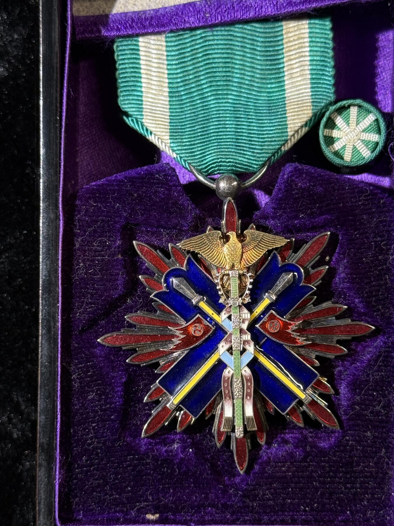 欢庆春节！戎马世界章牌大赏第111期春节大拍 功五级金鸱章，银字盒，盒略齐全