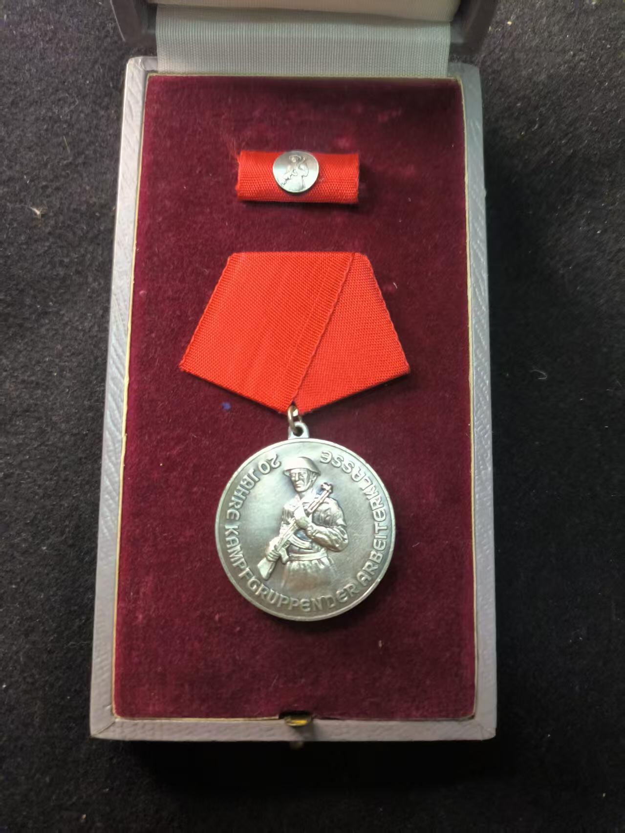 （450件拍品！制服徽章盛宴）罗岚⭐爱藏⭐年前甄选大拍场-店主清仓处理-分享拍场额外现金红包（实体经营） 民主德国Kampfgruppen der Arbeiterklasse-KdA（工人阶级战斗队）建立二十周年奖章（发放给当时的战斗队干部与官员，在工战队的地位类似建军20在苏联红军中）全套带原盒