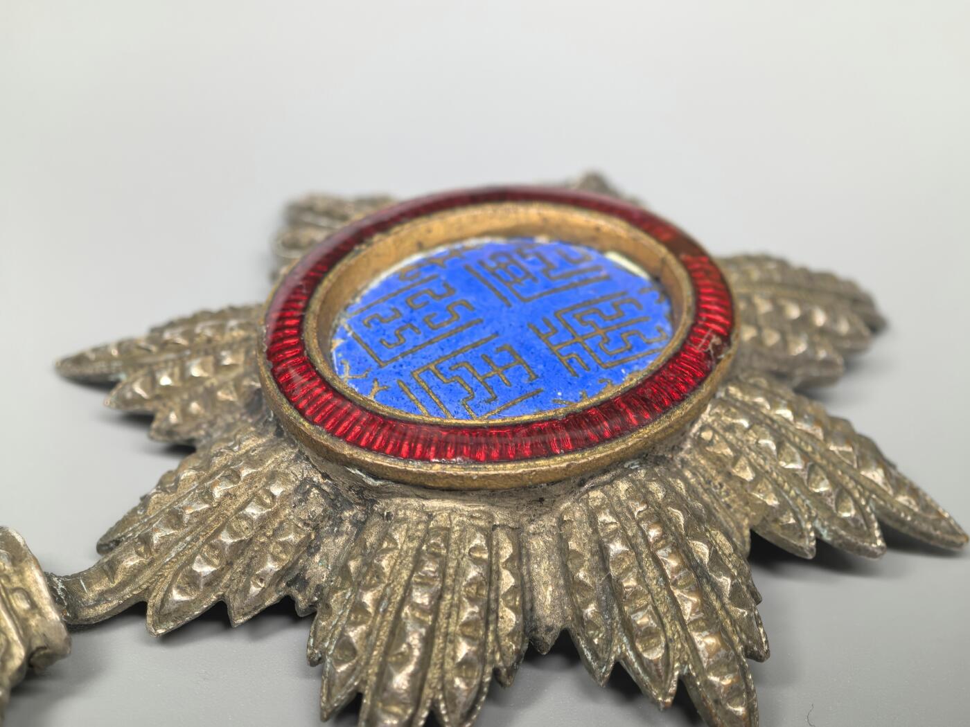 小驴勋章奖章收藏2月22日周日晚六点拍卖（珍爱和平，收藏战争，铭记历史，勿忘国耻，忠党爱国。有偿代拍，送拍规则在简介最后，参拍须阅读规则后再参拍，关系到运费包装发货时效真假辨别等关键信息，拍卖时不再发原图，看大图店主微信码在拍卖店铺介绍里） 法属安南骑士级青龙勋章，绶带后换，红圈珐琅有修补，铜镀银，环打标