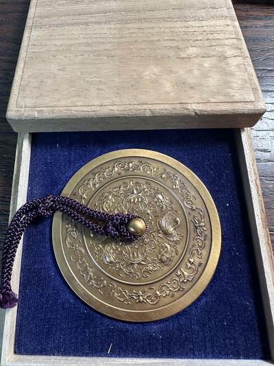 蒂克钱币 -第58场 日本企业章 徽章专场 - 造币局制-日本 日本造币局泉友会 瑞兽、鸳鸯、凤鸟与缠枝花卉纹镜 黄铜67mm 137g 木盒少见