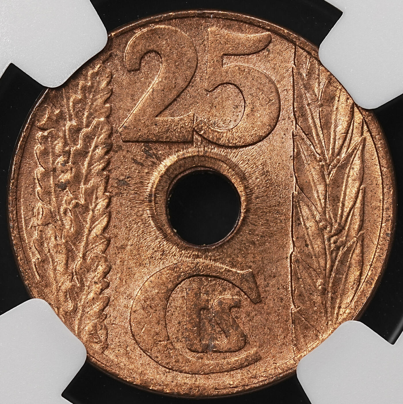 修遠堂世界钱币第105期，马年首拍 NGC MS65RD 1938年西班牙中孔25分铜币，满铜光