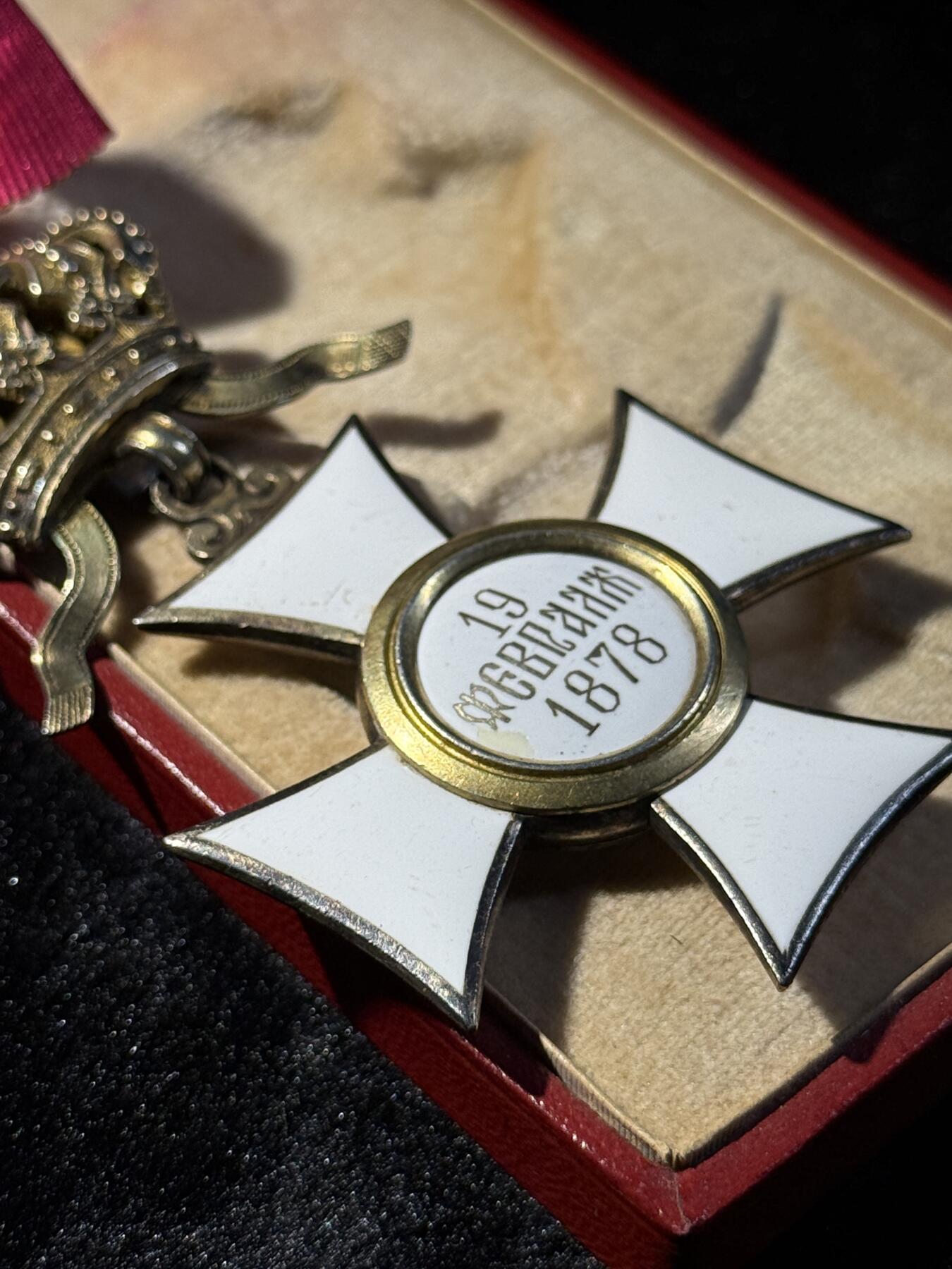 欢庆春节！戎马世界章牌大赏第111期春节大拍 保加利亚三级圣亚利山大勋章，章体为斐迪南大公版 盒子为后期国王鲍里斯三世版（章放进去会导致盒子扣不上）