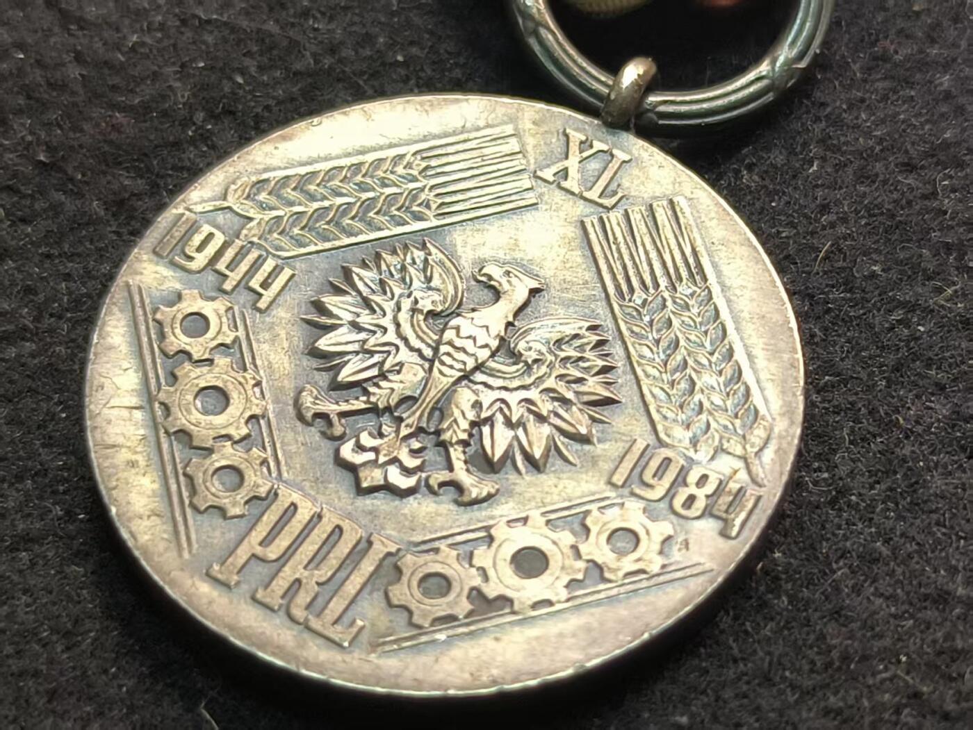 （450件拍品！制服徽章盛宴）罗岚⭐爱藏⭐年前甄选大拍场-店主清仓处理-分享拍场额外现金红包（实体经营） 波兰人民共和国建国四十周年奖章