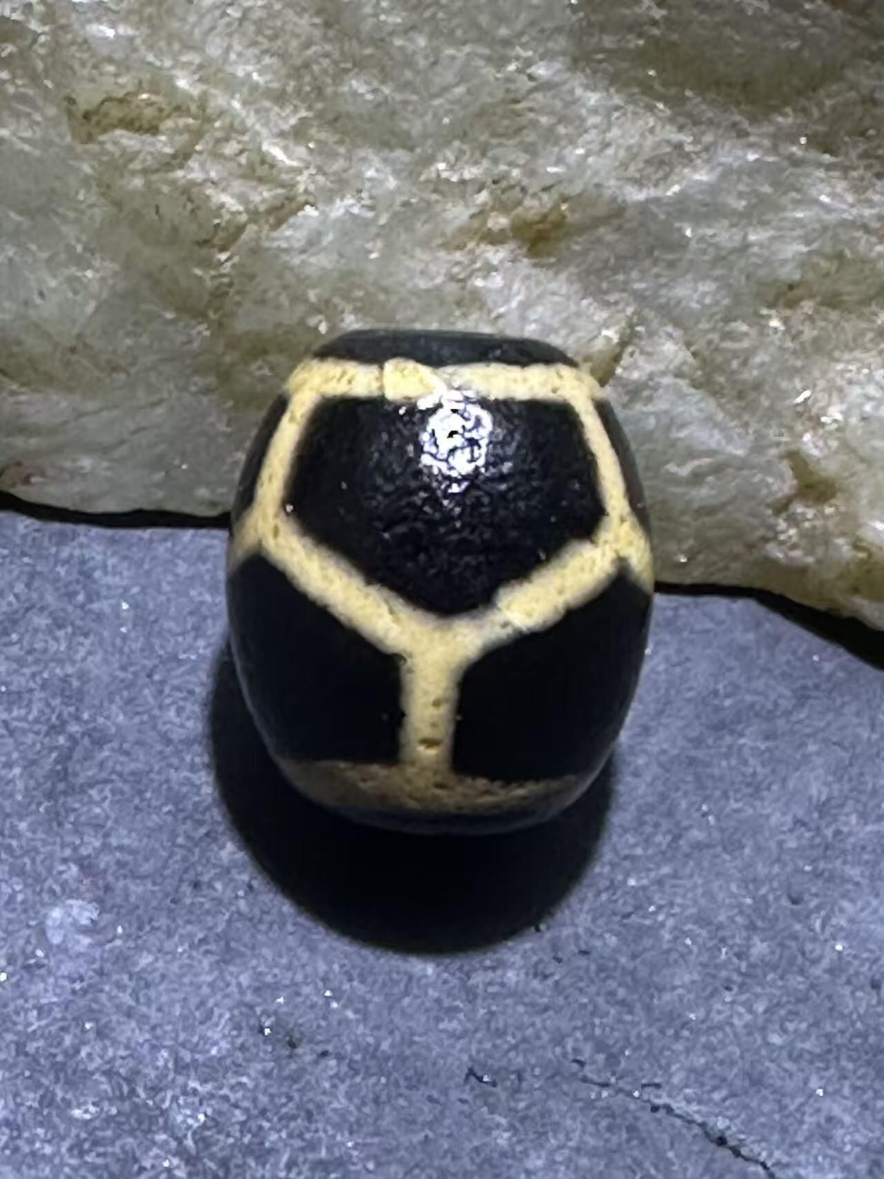 仅此一颗，精品藏传龟甲玛瑙天珠一颗，