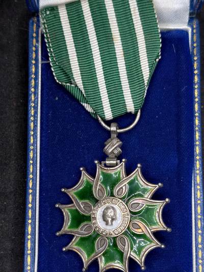 凯旋世界勋赏（第22期新年大拍）（欢迎送拍）（对拍品有疑问请询问客服，不接受到手刀，出价默认拍品品相。请认真阅读拍卖规则！出价默认已认可！）（收到货请录制开箱视频，无视频概不处理问题。） - 法国骑士级科学与艺术勋章带盒