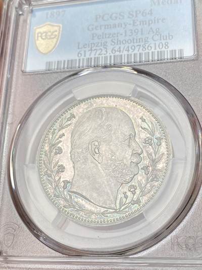 万国钱币拍卖第061期（马年首拍） PCGS SP64 1897年德国威廉二世纪念其祖父威廉一世诞辰100周年银章 通体孔雀蓝彩包浆深度精铸镜面顶级收藏品质 后配蓝色天鹅绒盒一并赠送